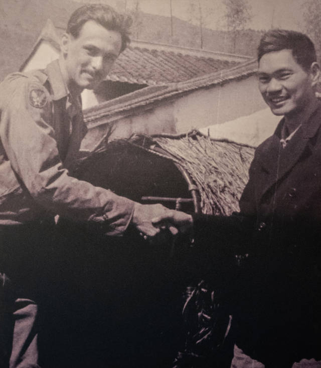 1944年3月，曾生在坪山與克爾握手合影。