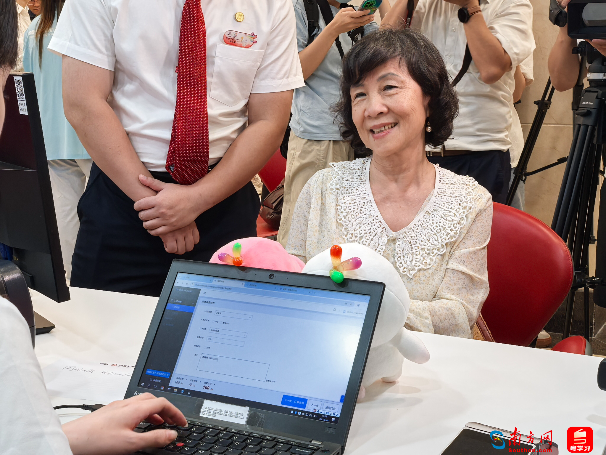来自香港的周奶奶在现场购票中