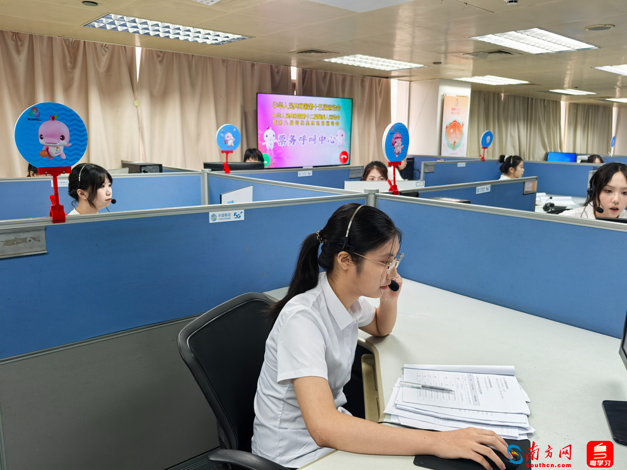 在十五运会和残特奥会票务呼叫中心，工作人员正在接听公众来电