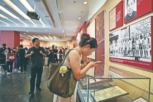 市民驻足观看首次在国内公开的“波第8604部队”名册（复制件）。广东省档案馆征集整理部提供