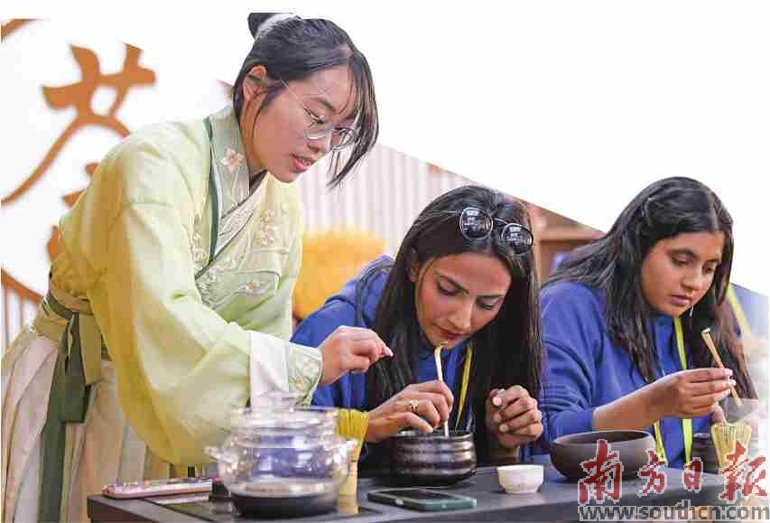 参加“汉语桥”上海合作组织国家青年学生春令营的来华青年学生在学习茶艺。