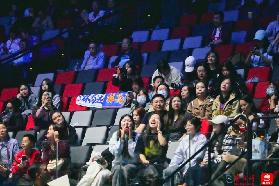 大聲吶喊加油的現(xiàn)場(chǎng)觀眾