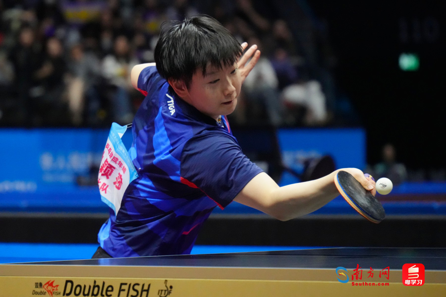 孙颖莎在比赛中回球。南方网、粤学习记者 张瑞霖 摄