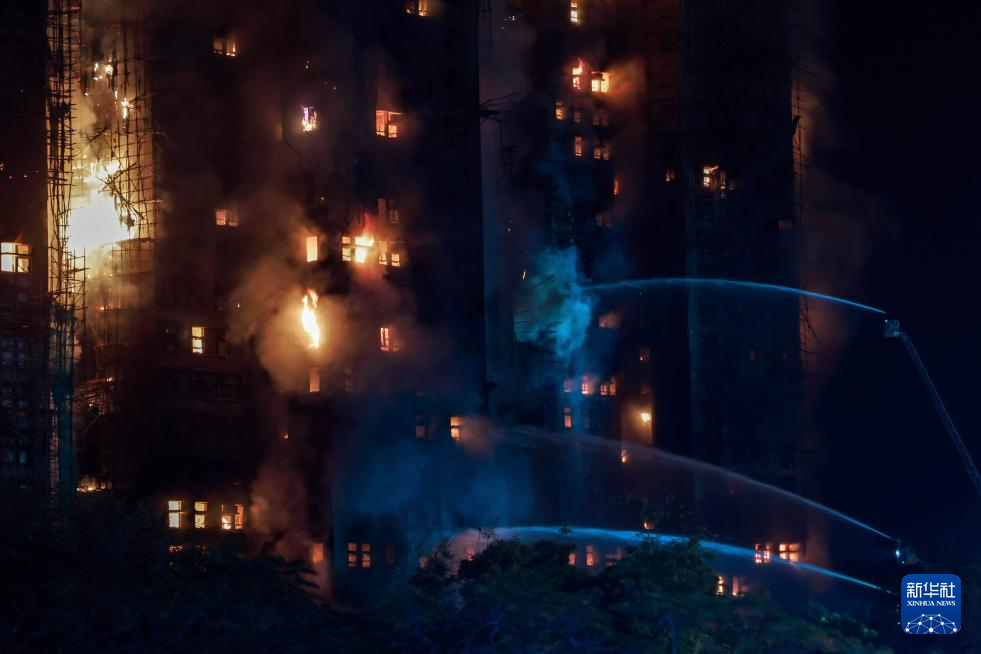 11月26日拍攝的火災(zāi)救援現(xiàn)場。新華社發(fā)（呂小煒 攝）