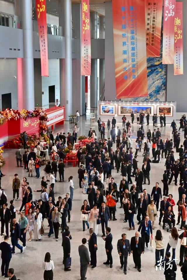 全球200多個潮屬社團、商會參加第二十二屆國際潮團聯(lián)誼年會和第十屆世界潮商大會。