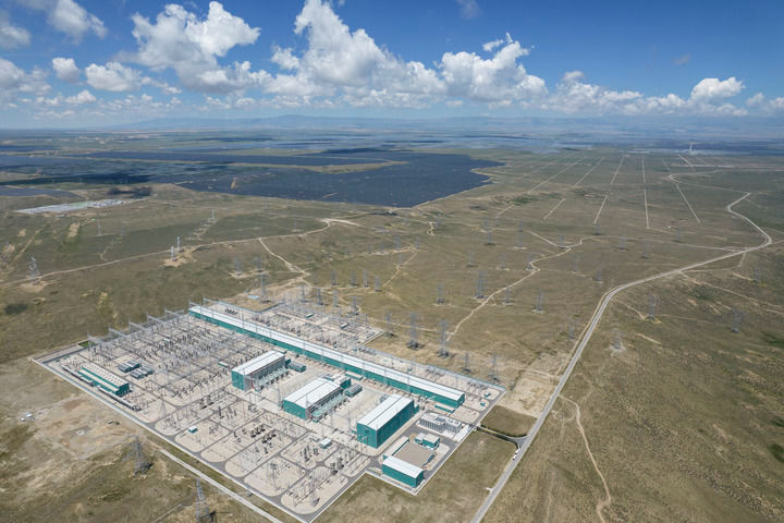 這是2025年7月25日在青海省海南藏族自治州共和縣拍攝的±800千伏特高壓青南換流站（無人機照片）。新華社記者 孫瑞博 攝