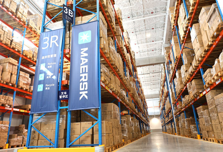 2025年11月26日拍攝的馬士基位于中國（上海）自由貿(mào)易試驗區(qū)臨港新片區(qū)洋山特殊綜合保稅區(qū)的綜合物流旗艦倉的倉儲區(qū)內(nèi)景。新華社記者 方喆 攝