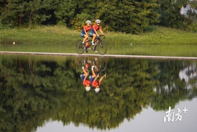 肇慶，楊曉婷（左一）與引導(dǎo)員譚嘉怡進行自行車訓(xùn)練。