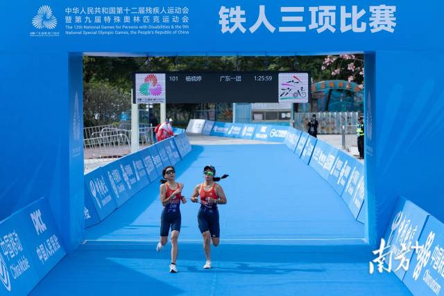 2025年11月27日，楊曉婷在引導(dǎo)員譚嘉怡的牽引下，完成“殘?zhí)貖W會”鐵人三項比賽。