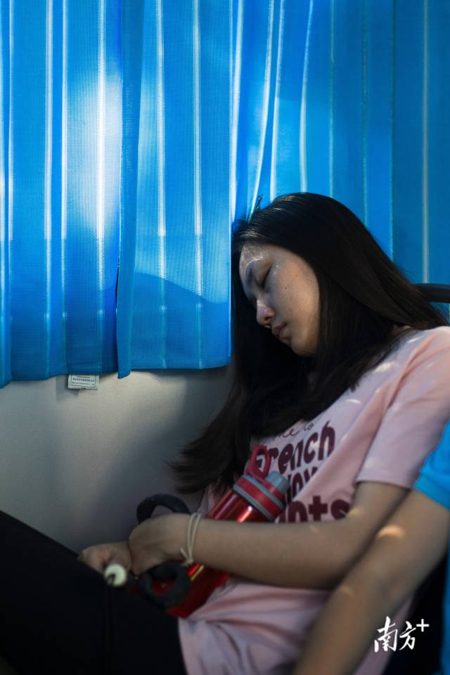 訓(xùn)練結(jié)束后，楊曉婷在接送大巴上睡著了。