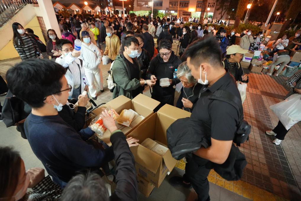 11月27日，義工在宏福苑附近向受火災(zāi)影響的市民派發(fā)物資。新華社發(fā)（呂小煒攝）