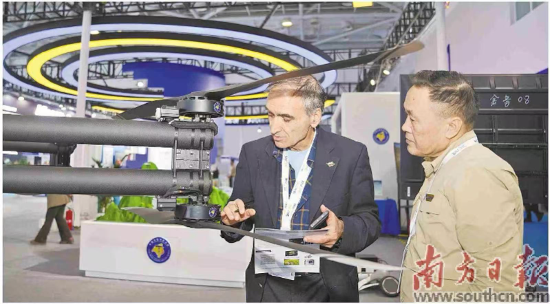 12月4日,珠海,境外采购商正在AIE上了解大型无人机。南方日报记者 钟志辉 摄