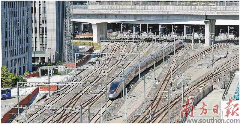 广湛高铁试运行列车从广州白云站开往湛江北站。南方日报记者 石磊 通讯员 卓悦 摄