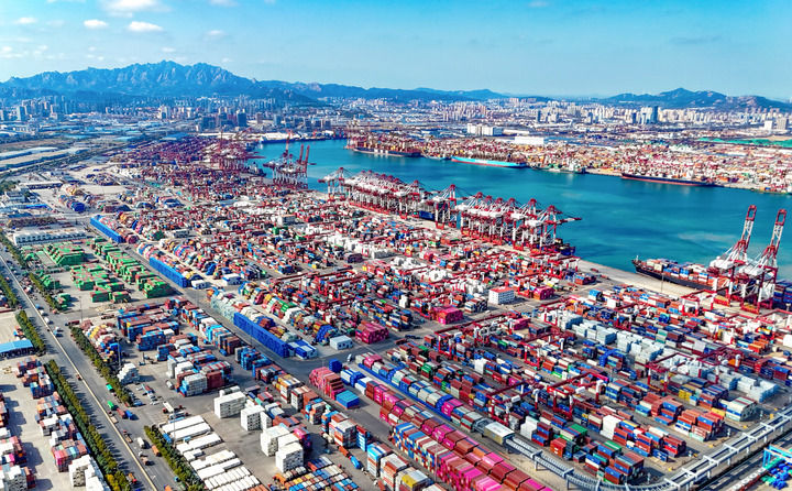 货轮在青岛自贸片区装卸货物（2025年11月5日摄，无人机照片）。新华社发（张进刚摄）