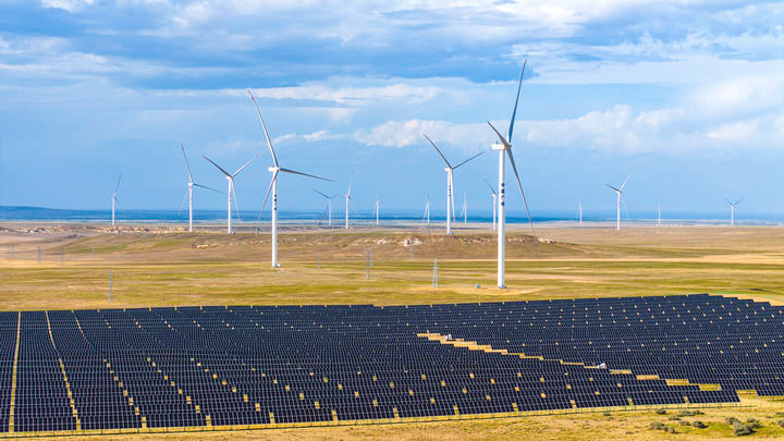 在新疆阿勒泰地区吉木乃县拍摄的50万千瓦时风电项目配套输电线路建设现。2025年7月1日摄，无人机照片）。新华社发（努尔别克·努尔曼 摄）