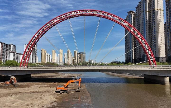 工人在河北省秦皇岛市大汤河防洪治理项目建设工地操作机械设备施工（2025年4月29日摄，无人机照片）。新华社记者 杨世尧 摄