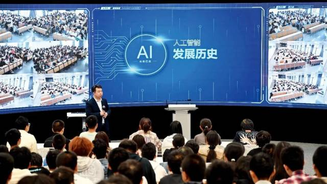 2024年9月20日，天津大学面向全体本科生推出通识课程人工智能导论。图/新华