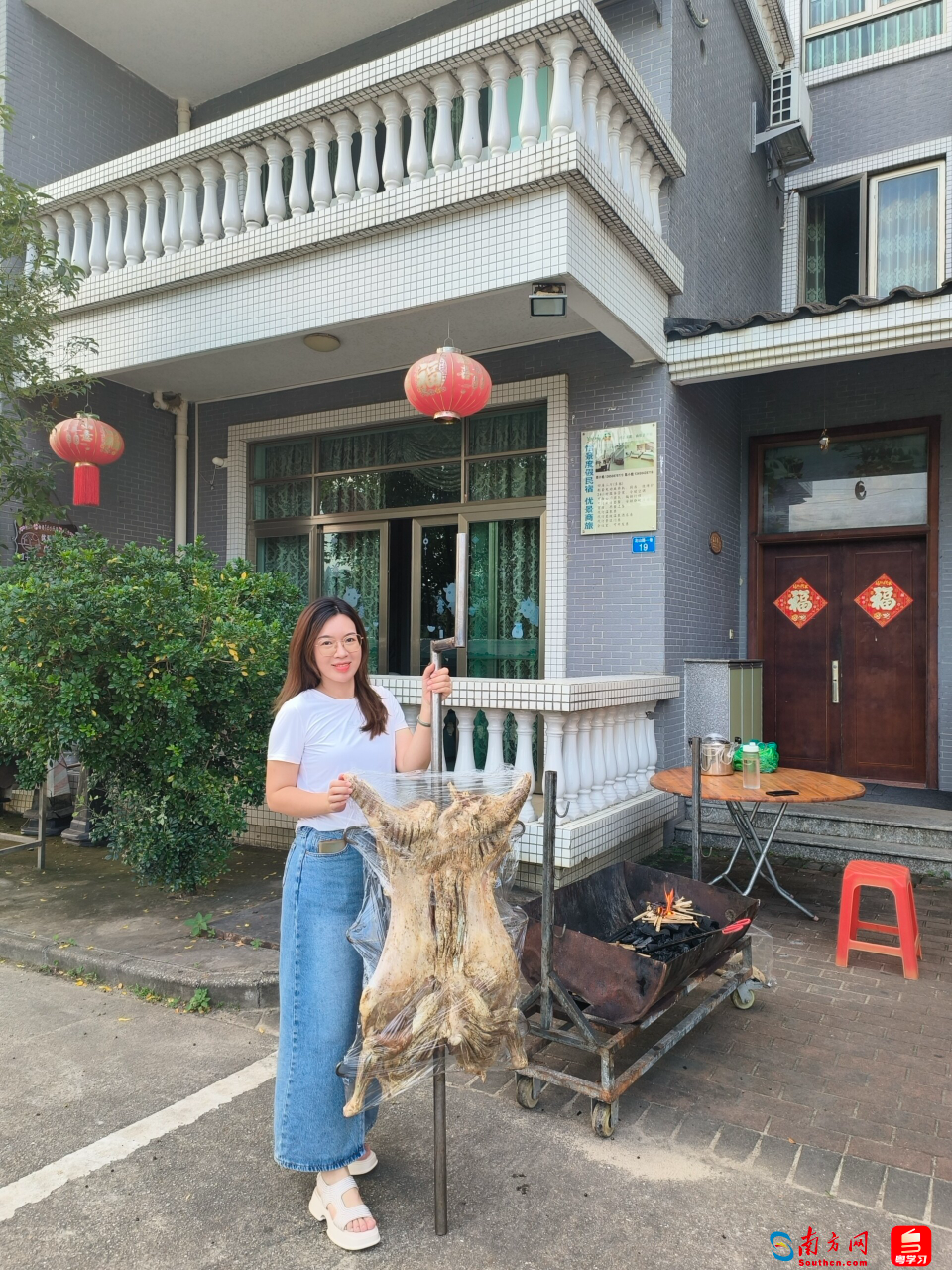 陈思彤在自家民宿前