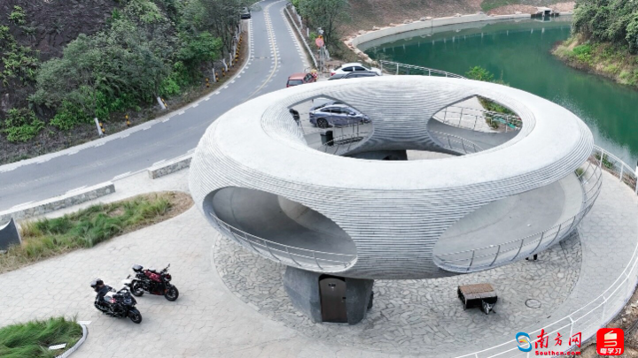 形似甜甜圈的绿屏石滩驿站