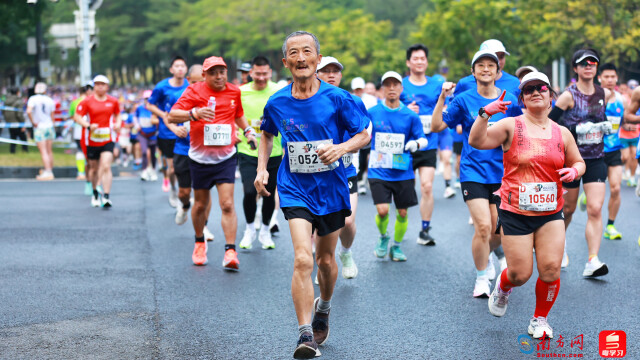 2025黃埔馬拉松忠實(shí)跑者，72歲跑者曹建新，這是他今年第33場賽事。攝影：曹雅琴