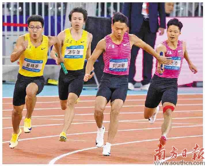 在十五运会男子4×100米接力决赛中，苏炳添（右一）完成了他在赛场上的最后一跑。    南方日报记者 梁钜聪 摄