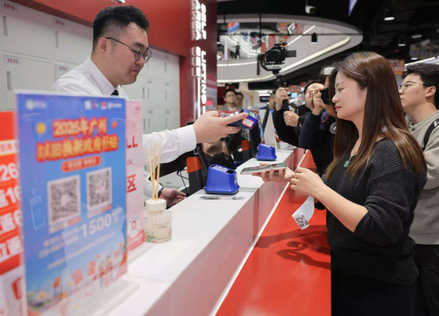 1月1日零点，广州京东MALL店内，市民吴女士成功下单一台心仪的手机。通讯员供图