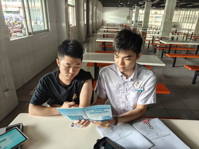 农业银行中山分行工作人员为企业员工普及反诈金融知识.jpg