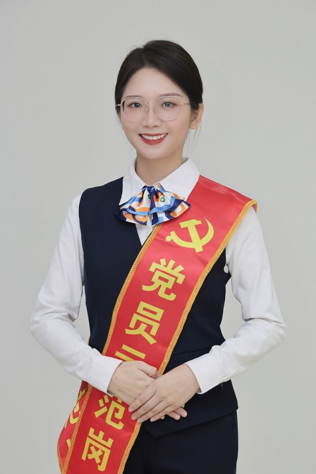 1.刘冰冰荣获优秀营销员党员称号.jpg