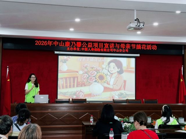 3.刘冰冰在乡镇社区作公益宣讲_副本.jpg