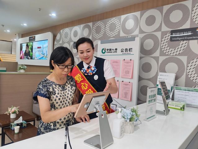 叶慧娜驻点柜面指引老人使用寿险APP_副本.jpg