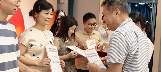 活动现场对“广东省第三届漫画作品展暨‘廉洁文化’漫画作品展”征集的优秀作品的作者进行颁奖。1林燕英摄