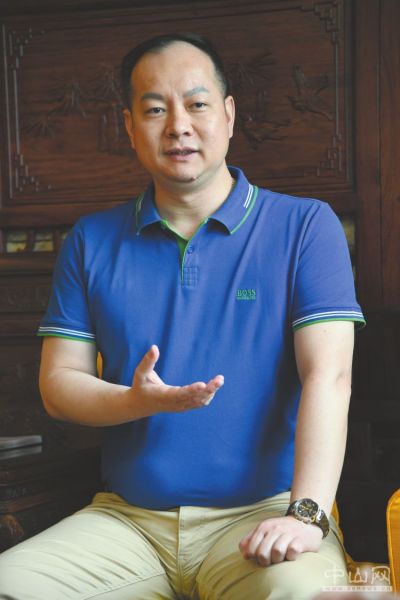 中亿集团董事长周德聪雕镂屏风,励志书法,各个优质工程不经意间在室内