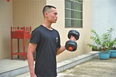 剃个板寸头先过军人瘾