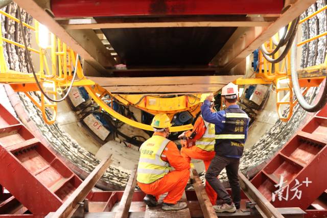 深圳地铁27号线一期工程,操作手进行盾构机井下拼装。 深圳地铁27号线一期工程,操作手进行盾构机井下拼装。