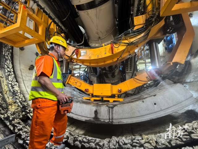 深圳地铁27号线一期工程,操作手进行盾构机管片拼装。 深圳地铁27号线一期工程,操作手进行盾构机管片拼装。