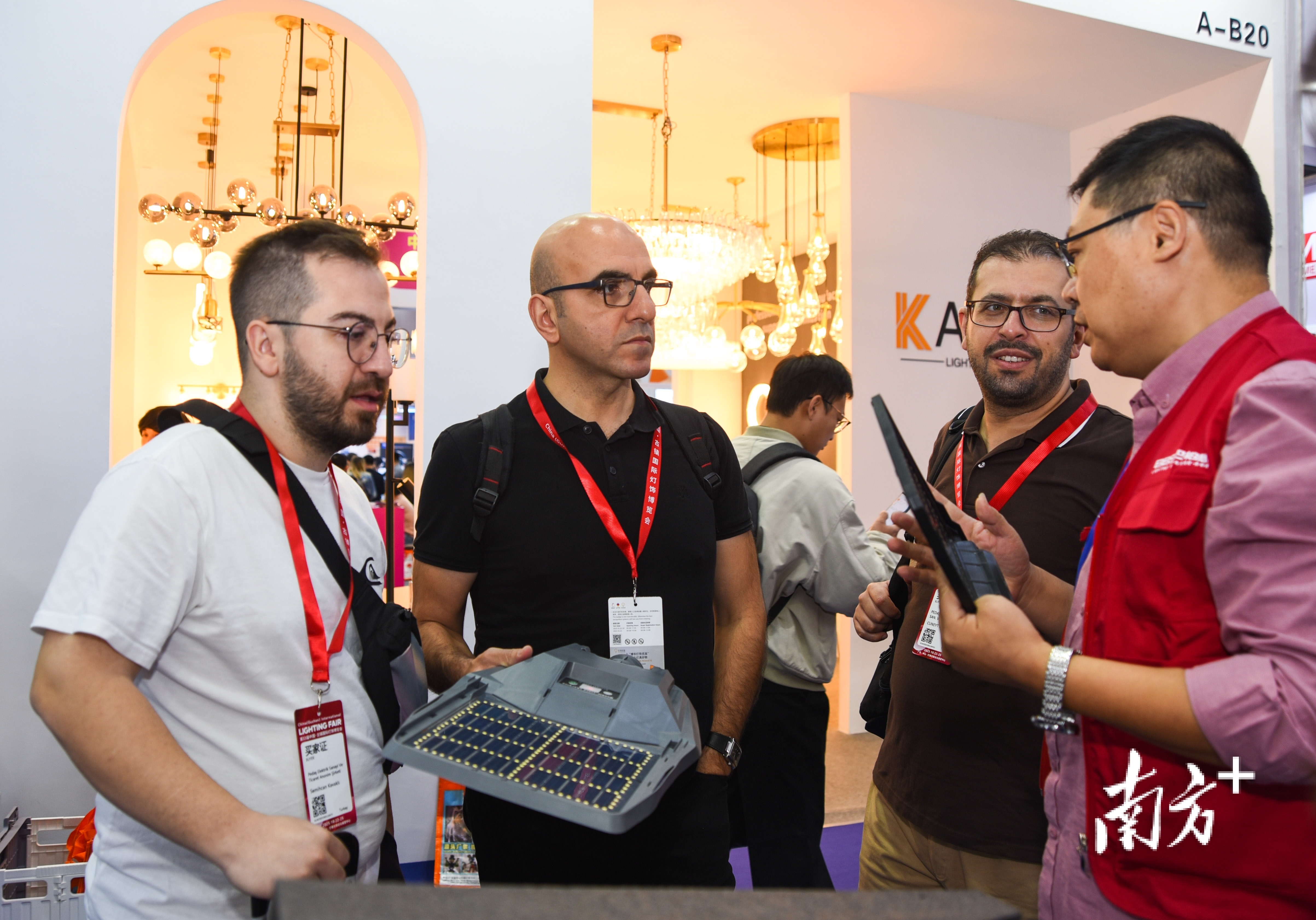 灯博会期间，众多海外客商来到古镇采购。古镇镇宣传文旅教体办供图