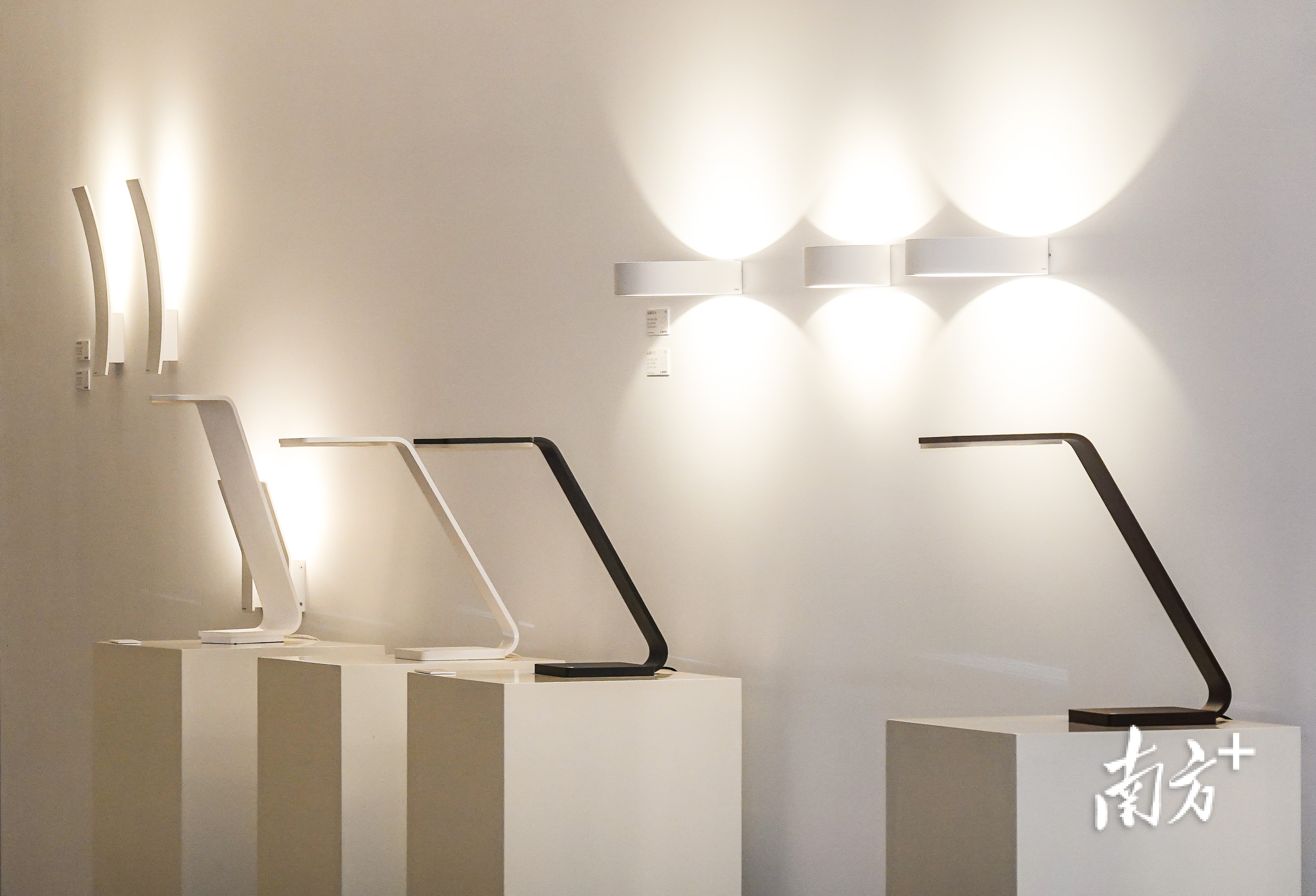 中山市阿鲁米尼照明有限公司展厅展出的灯饰。