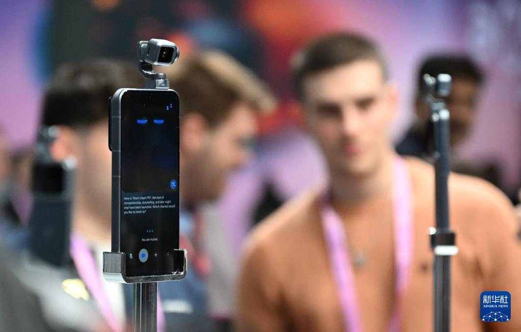 3月3日，在西班牙巴塞羅那舉辦的世界移動(dòng)通信大會(huì)上，人們參觀榮耀機(jī)器人手機(jī)。新華社記者 程敏 攝