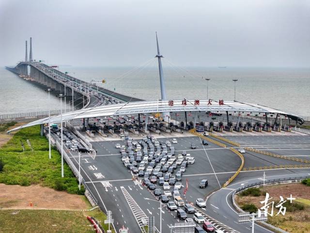 繁忙的港珠澳大桥。
