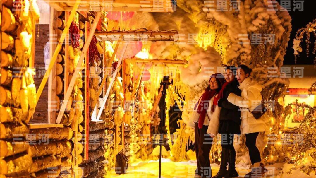 资料图:游客在贵州省六盘水市钟山区“南国雪乡”项目内自拍。