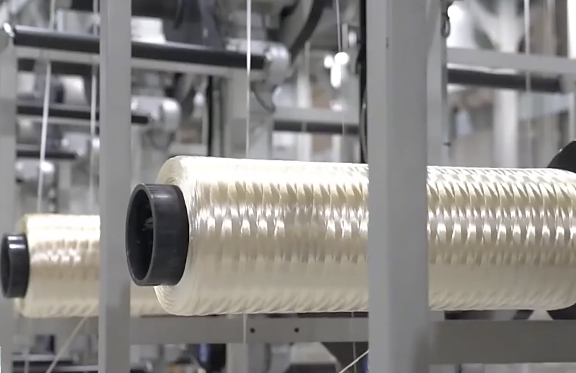 白色的原丝沿着退丝机进入下一道工序:预氧化。