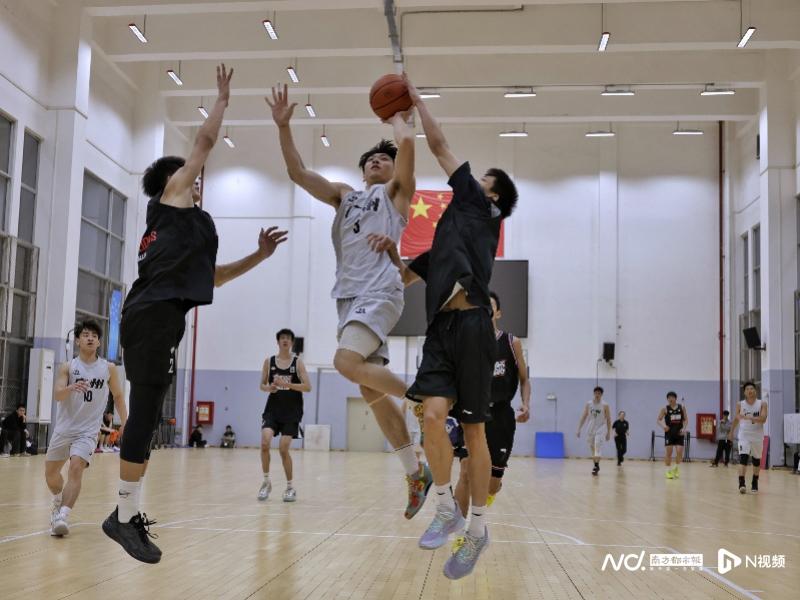 广州队与龙狮青年队进行热身赛。南都N视频记者 黎湛均 摄