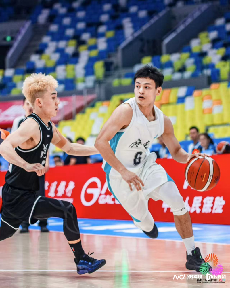 佛山队梁建衡（白衣）。