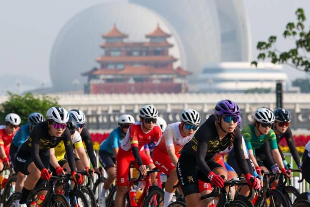 去年11月9日，十五运公路自行车女子个人赛决赛现场，参赛选手经过珠海城市地标“日月贝”。 新华社发