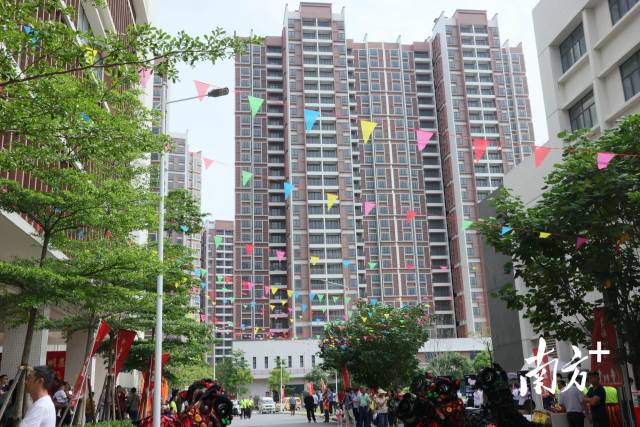 去年5月，人和镇“广州白云国际机场扩建工程噪音区治理”项目安置房交楼仪式现场。南方+记者 梁文祥 摄