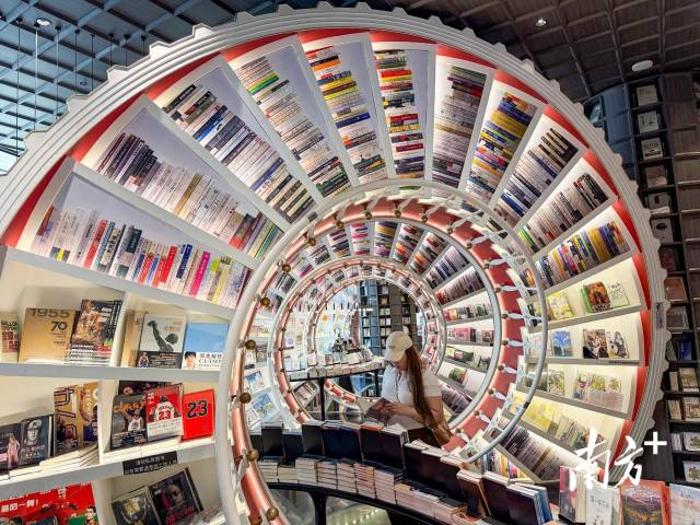 读者在深圳欢乐港湾的钟书阁里阅读。南方+记者 朱洪波 摄