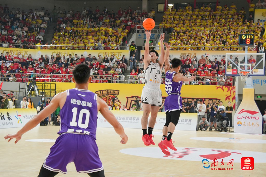 广州队队员林凯斌在比赛中出手投篮。南方网记者 张瑞霖 摄