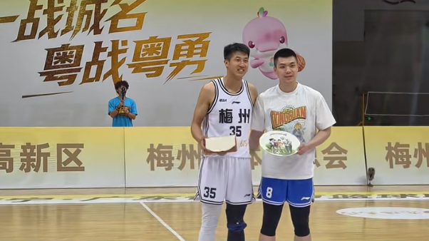 梅州队和东莞队互换礼物。图源：羊城晚报