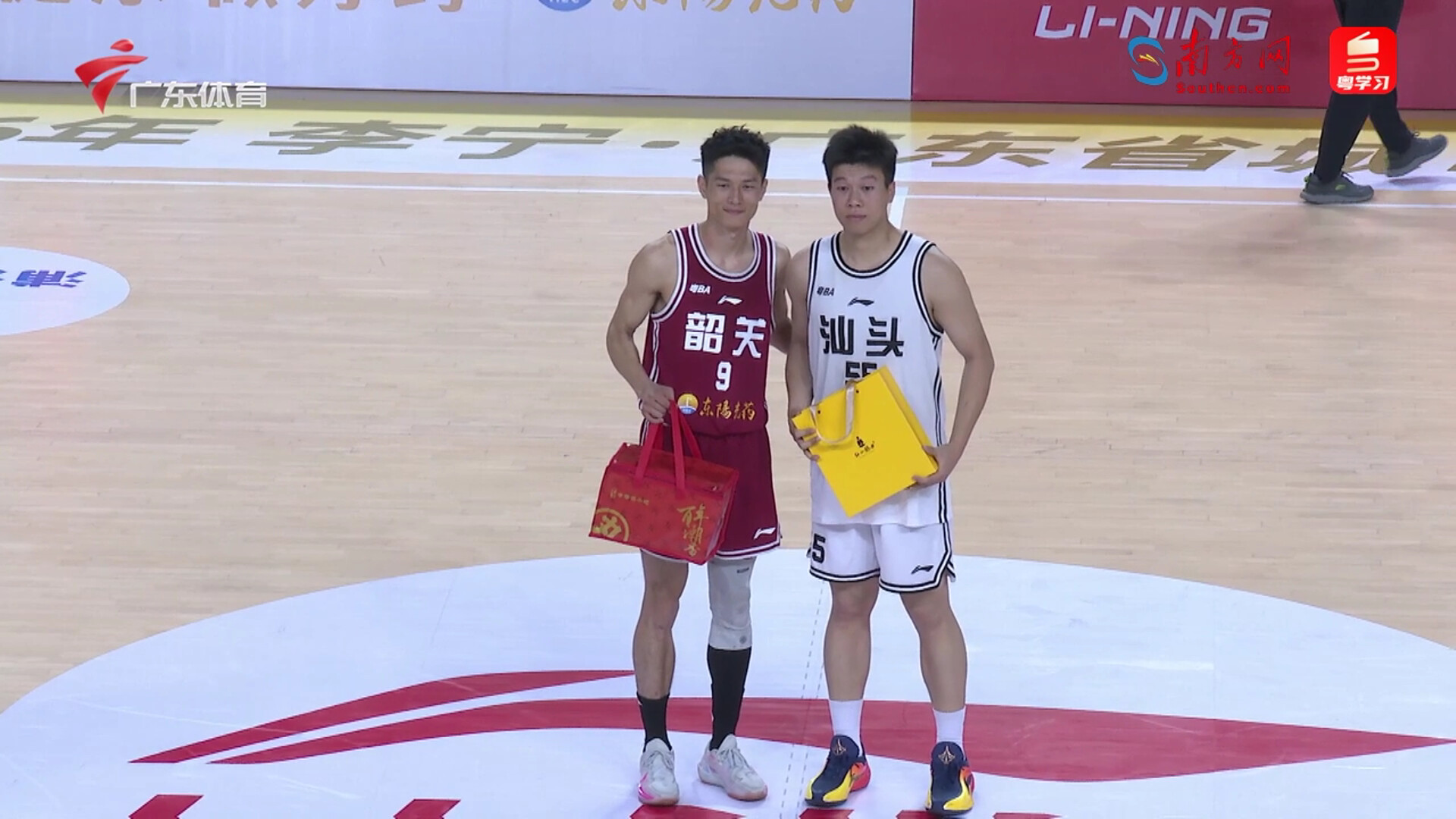 汕头队和韶关队互换礼物。图源：直播画面截图
