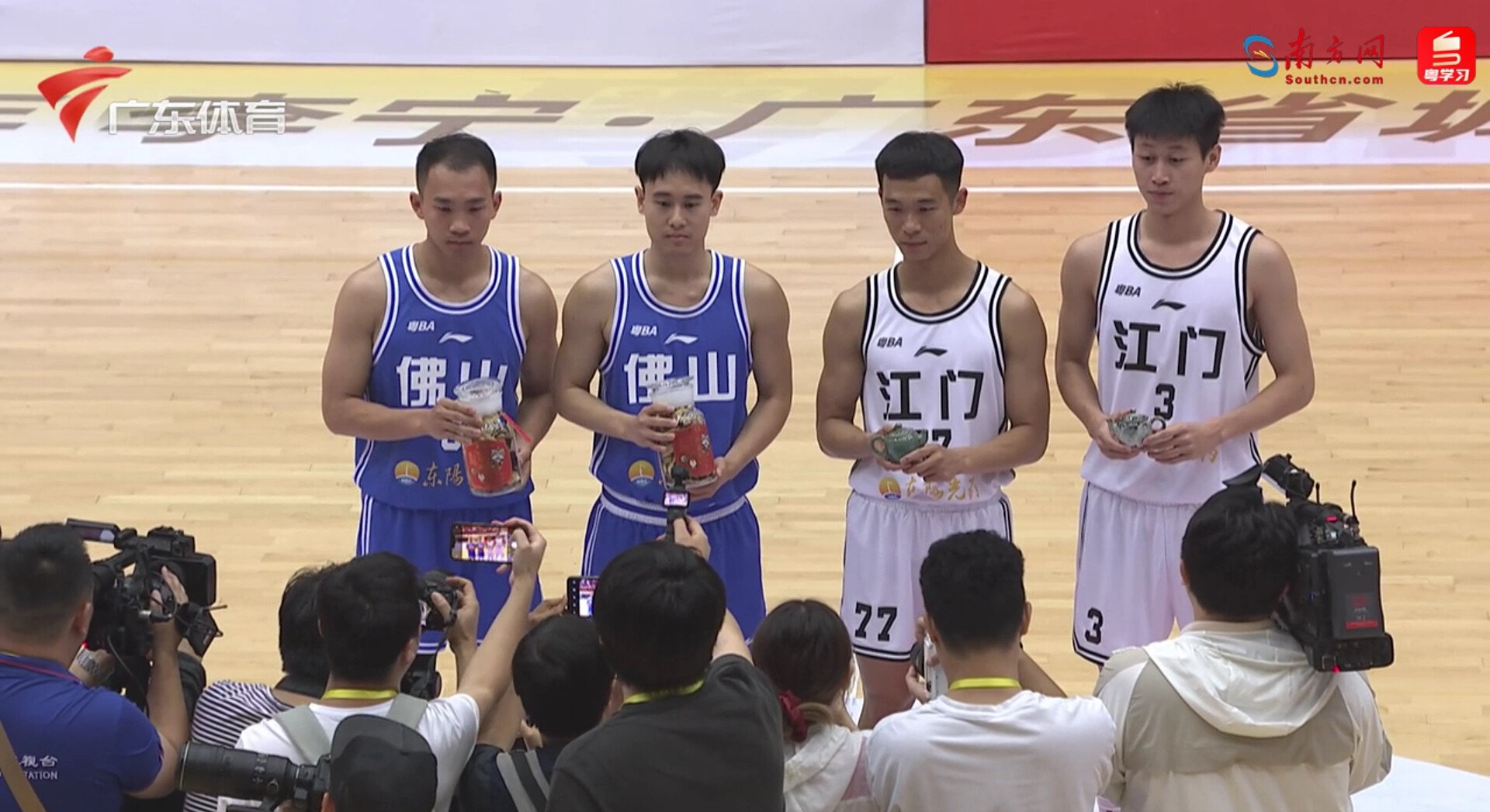 佛山队和江门队互换礼物。图源：直播画面截图